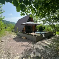 اجاره کلبه سوئیسی جکوزی دار جنگلی با برکه|اجارهٔ کوتاهمدت ویلا و باغ|رشت, استادسرا|دیوار