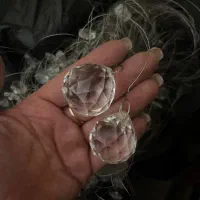 تعداد زیادی گوی کریستال و کریستال کوچیک تر