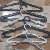 آویز لباس پلاستیکی و گیره شلوار