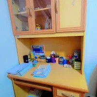 میز تحریر و کتابخانه