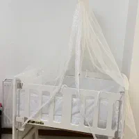 گهواره چوبی دارای تشک بالشت و محافظ