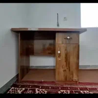 میز تحریر و کامپیوتر به همراه صندلی چرخدار کنفرانس