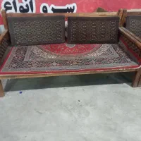 تخت با  پشتی  و  فرش