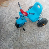 سه چرخه زرد سه چرخه آبی و ماشین فرمونی