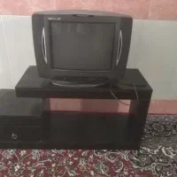 تلویزیون به همراه میز و دیجیتال