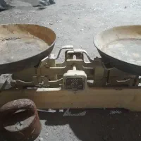 ترازو با حدود۹ کیلو وزنه بلند گو با محفظه فلزی