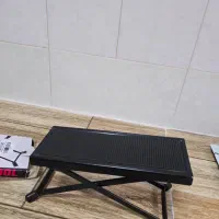 وسایل گیتار شامل سه پایه نت، پایه گیتار، زیرپایی|گیتار، بیس، امپلیفایر|ملایر, |دیوار