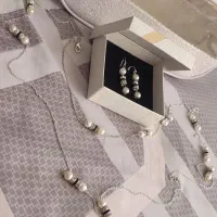 گردنبند و گوشواره مرواریدی و کیف آرایش ترند تلقی