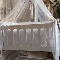 تخت گهواره ای کنار مادر
