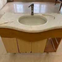 روشویی کابینتی سنگی با شیرآلات، سالم و تمیز