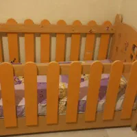 تخت نوزاد به همراه تشک|تخت و صندلی بچه|اصفهان, کوی امام|دیوار