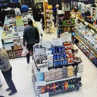 فروشنده خانم در فروشگاه پروتئینی