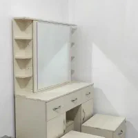 فروش میز آرایشی به همراه دو تا پا تختی