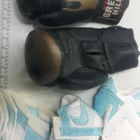 یک جفت دستکش حرفه ای بوکس و ورزشهای رزمی