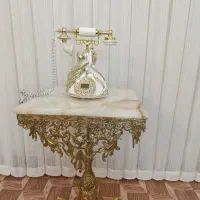 میزبرنزی پایه دارطرح ماهی + یک تلفن طرح طاووس