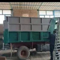 نخاله ساختمان با کارگر و تراکتور