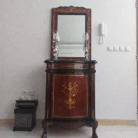 میز کنسول به همراه اینه و شمعدان ها