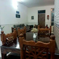 مبل سنتی به همراه میز غذا خوری