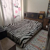 تخت دونفره همراه با میز آرایشی ،تشک،پاتختی