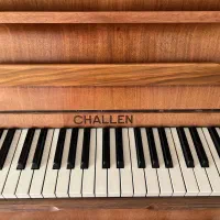 پیانو آکوستیکی برند انگلیسی challen