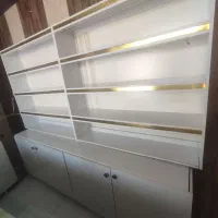 چند عدد قفسه لباس و پیشخوان