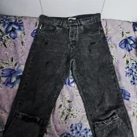 تعدادی شلوار لی و یه عددپیراهن و یک عدد تیشرت