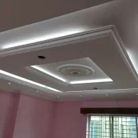 گچ کار و ابزار زن حرفه ای