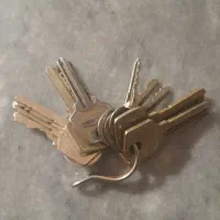 پیدا شدن دسته کلید از روی سقف پژو مشکی رنگ