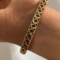 دستبند سیاه قلم در حد نو