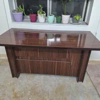 میز کار و کامپیوتر