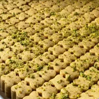 مقداری آرد نخودچی و ظرف بسته بندی کیک موجود است