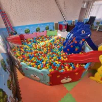 ترامپولین و استخر توپ