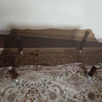 میز شیشه ای به همراه سه گل میز