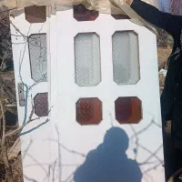 در چوبی سفید سالم با دستگیره اش تلویزیون سالم