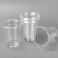 لیوان پلاستیکی شفاف.