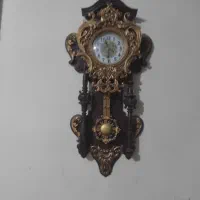 یک عدد ساعت سالم و یک تابلو پارچه ای