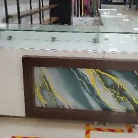 ویترین شیشهای فروشگاهی تمیز دارای کمد وکشو قفلدار|فروشگاه و مغازه|اصفهان, شیخ اشراق|دیوار