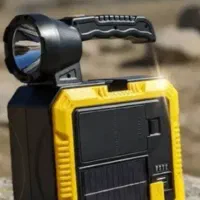 چراغ خورشیدی و کیف ابزار اضطراری