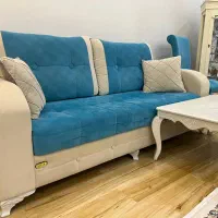 مبل راحتی دوتا میزبان داره خیلی تمیز و غذا خوری