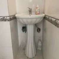 روشویی، آینه و شیر آب