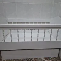 تخت نوزاد در حد نو|تخت و صندلی بچه|قم, چهل درخت‎|دیوار