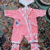 تعدادی لباس و لوازم نوزاد