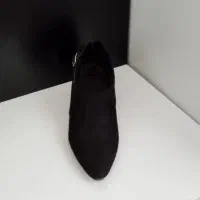 تعدادی کفش|کیف، کفش، کمربند|رشت, فلسطین|دیوار