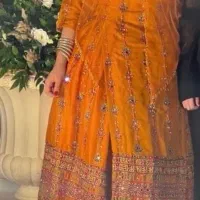 لباس محلی به فروش می‌رسد