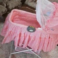 گهواره کنار مادر