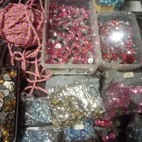 وسایل تزیینی و کریستال های رنگی