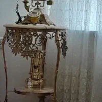 تلفن برنج( برژ) و میز برنز و فانوس