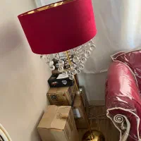 آباژور قدی کنار سالنی قرمز