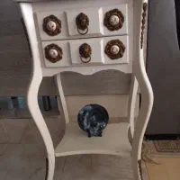 میز کنار سالنی چوبی