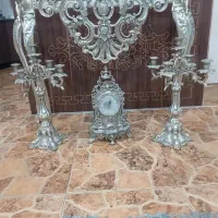 ساعت .دوعدد شمع دان و میز برنجی اصل و  عتیقه|کلکسیون اشیاء عتیقه|داران, |دیوار
